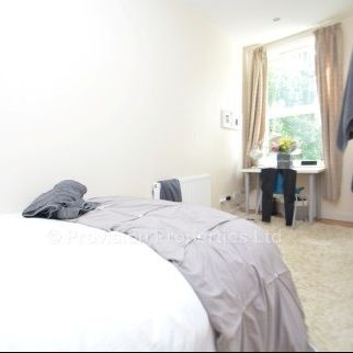 12 Bedroom Student House Properties Hyde Park Leeds - Photo 1