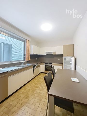 Centraal gelegen, ruim 3 slaapkamer appartement - Foto 3
