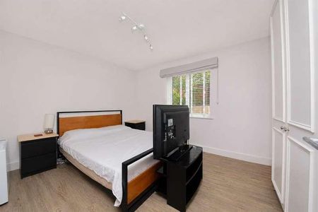 Shaw Park, Crowthorne, RG45 - Photo 5