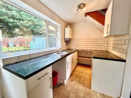 Campion Gardens, Chard, Somerset, TA20 - Photo 4