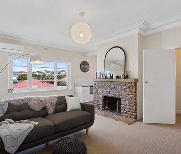 Two Bedroom Apartment With Views Over Hobart CBD - Photo 2