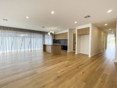 New Luxury Townhouse Quiet Court Location - Photo 2