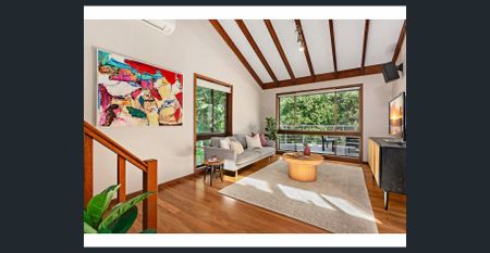 EXPANSIVE AIR-CONDITIONED FAMILY HOME IN BUSHLAND SETTING - Photo 2