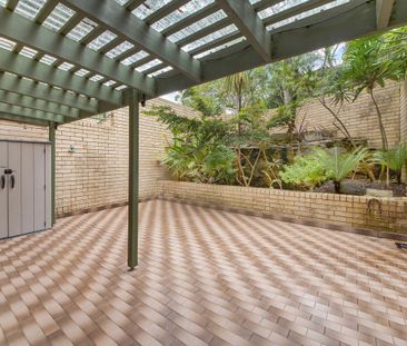 House like Renovated Two Bedroom Oasis - Photo 5