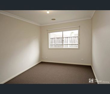 9 Hogan Street, Cranbourne East, Vic 3977 - Photo 6