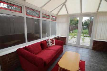 1 bedroom in a house share to rent - Photo 2