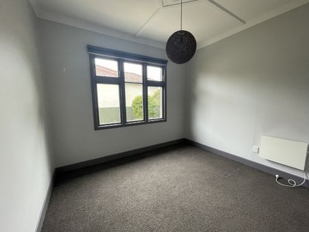 Sitting pretty on Queens Drive - Photo 3