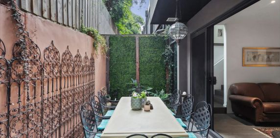 Stylish Modern Townhouse with Private Courtyard - Photo 2