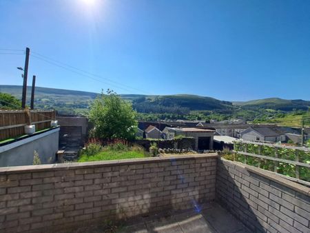 3 bedroom House To Let - Photo 2