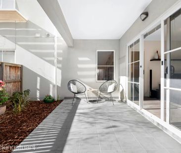 Ground Floor Apartment with Large Courtyard! - Photo 5