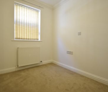 2 bed flat to rent in Richmond Park Road, Bournemouth, BH8 - Photo 2