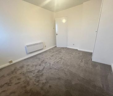 3 bedroom flat to rent - Photo 4