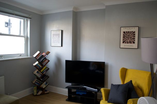 2 Bed Flat, Milkwood Road, SE24 - Photo 1