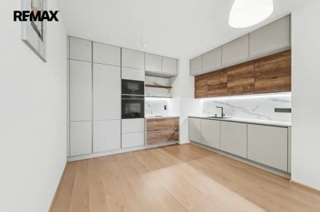 Krásný, moderní a prostorný byt 4+kk se zahradou, sklepem a garážovým stáním v Kročehlavech - Fotografie 4