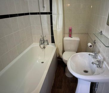 Price £800 pcm - Available Now - Unfurnished - Photo 5