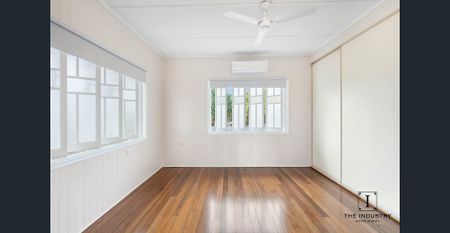 Flawlessly Renovated Queenslander - City Fringe! - Photo 5