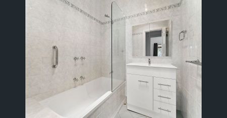 Spacious & Versatile Family Home in Prime Seacliff Location - Photo 4