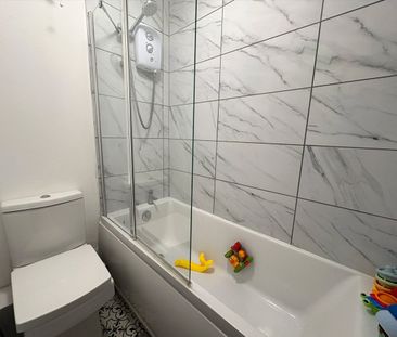 Ivy Drive, Lightwater, GU18 - Photo 2