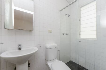 Unfurnished & Updated Studio Apartment - Photo 3