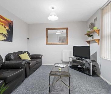 4 bedroom mews to rent - Photo 3