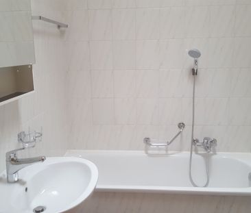 2.5 locali spaziosi in zona strategica con autorimessa - Foto 6