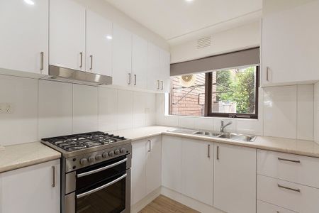 Prime Bell Street Townhouse – Walk to Pentridge Precinct & Merri Creek Trail! - Photo 4