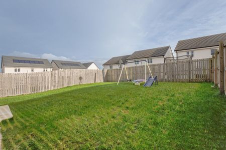 4 bedroom detached house to rent - Photo 3