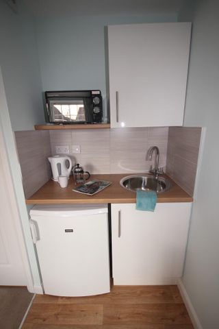 1 bedroom in a house share to rent - Photo 4