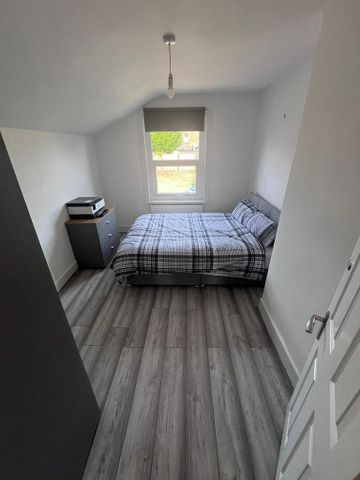 4 bedroom semi-detached house to rent - Photo 2