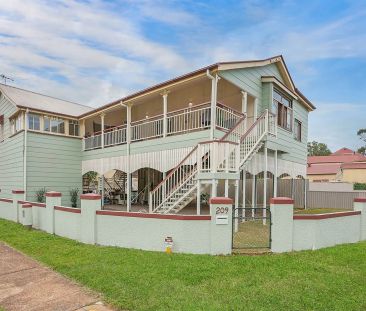 Stunning traditional Queenslander, walk to beach - Photo 5