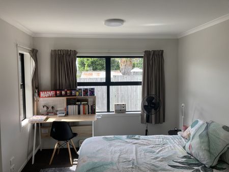 This stylish and well-presented townhouse offers comfortable, low-maintenance living in an unbeatable location. - Photo 5