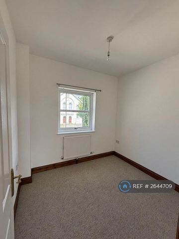 3 bedroom terraced house to rent - Photo 4