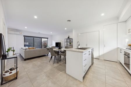 10 Slattery Place, Pakenham VIC 3810 - House For Rent | Domain - Photo 5