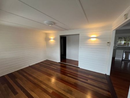 Recently Renovated - Family Home in Margate - Photo 2