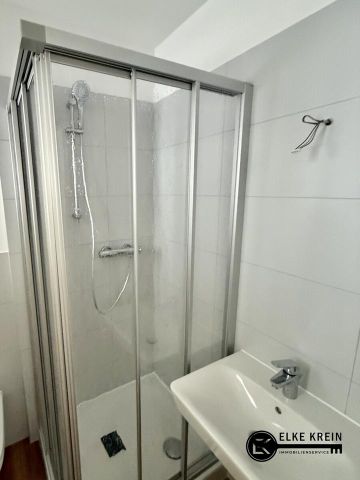 Willkommen in Ihrem neuen Zuhause! Diese großzügig geschnittene 3-Zimmer-Wohnung im 1. Obergeschoss eines umfassend sanierten Jugendstilhauses bietet modernen Wohnkomfort in historischem Ambiente.... - Photo 4