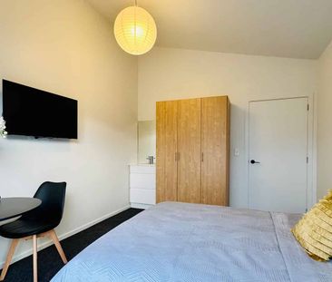 Hotel-Style Room – Renovated & Furnished - Photo 1