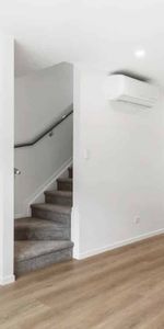 Prime Green Bay Location – 2-Bedroom Townhouse with Special Offer - Photo 3