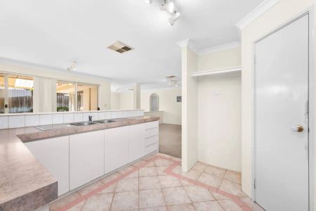 “Spacious Family Home for Rent in the Heart of Currambine” - Photo 2