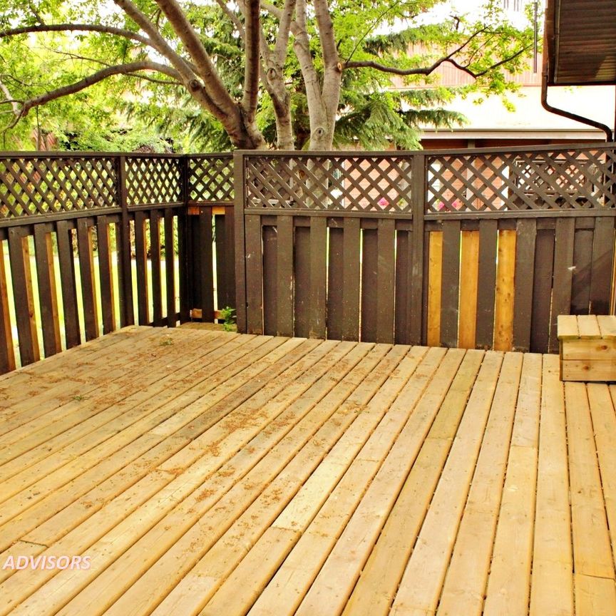 COZY 3 BED, 2.5 BATH, TOWNHOUSE WITH FINISHED BSMT & OUTDOOR PARKING STALL IN THE COMMUNITY OF LEE RIDGE - Photo 1