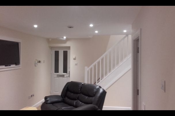 7 Bed Terraced House, Redshaw Close, M14 - Photo 1