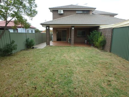 Three-Bathrooms Family Home - Photo 5