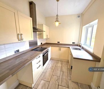 3 bedroom semi-detached house to rent - Photo 6