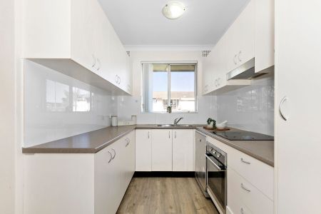 Spacious & Serene Sanctuary in Premier Lane Cove Locale - Photo 3