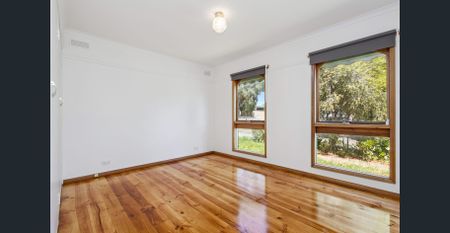 Fantastic Central Bendigo Opportunity - Spacious Home with Large Shed - Photo 4