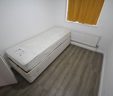 6 bedroom semi-detached house to rent - Photo 4