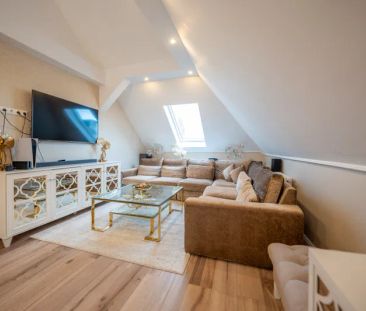 Altbaucharme trifft Komfort – Dachgeschosswohnung mit Klimaanlage - Photo 1