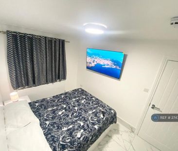 1 bedroom in a house share to rent - Photo 2