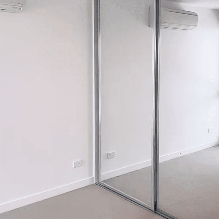 Urban Comfort in a Vibrant Setting - Photo 1