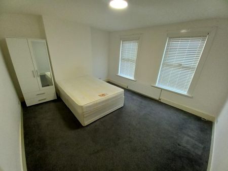 4 bedroom detached house to rent - Photo 2