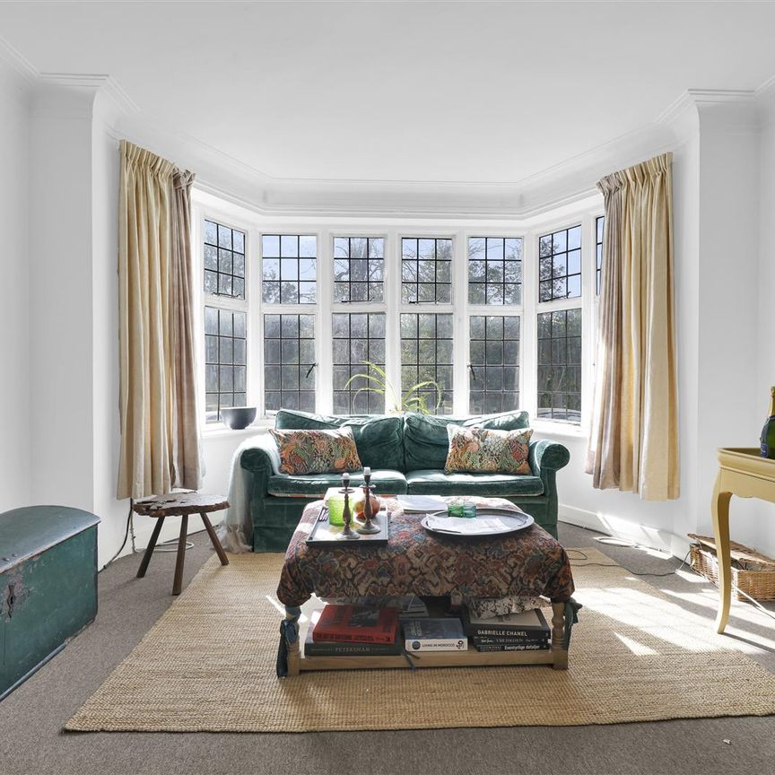 Highlands Heath, Putney - Photo 1